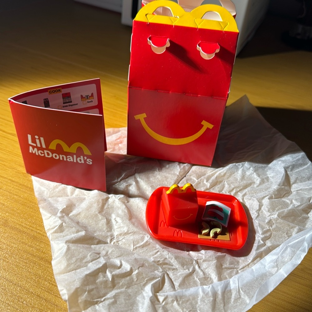 NEW Lil McDonalds Happy Meal Toy 2025 #18 - Happy Meal Box & Apple Slices
